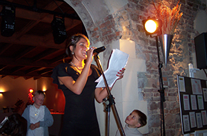 une invitee fait un discours
