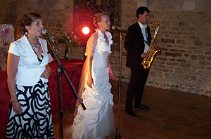 la mariee chante avec un saxophoniste