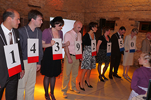 les invites participent a un jeu de mariage
