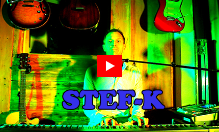 Stef-K jouant de la guitare