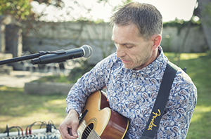 Stef-K chant et guitare