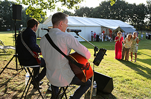 Musiciens cocktail mariage guitariste chanteur