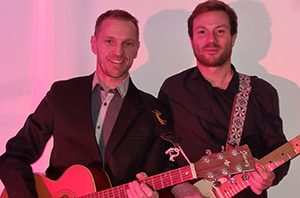 Musiciens cocktail mariage guitariste chanteur